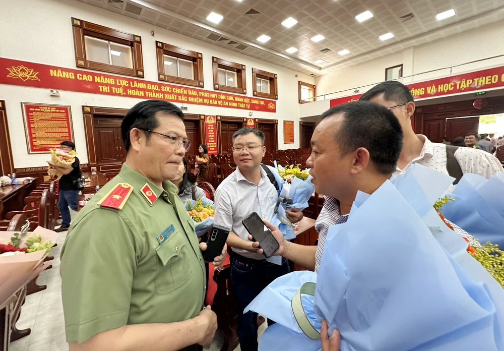 Thiếu tướng Lê Vinh Quy trả lời báo chí về vụ nổ súng ở Cư Kuin.