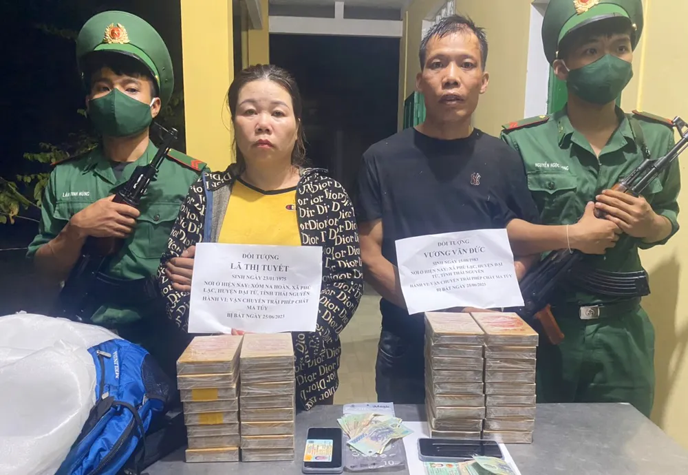 Hai người vận chuyển ma túy bị bắt giữ. Ảnh: BĐBP