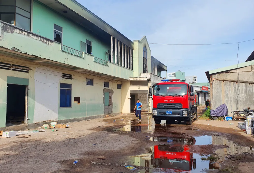 Lực lượng Cảnh sát PCCC huy động 14 xe cứu hỏa dập lửa. Lực lượng Cảnh sát PCCC huy động 14 xe cứu hỏa dập lửa.