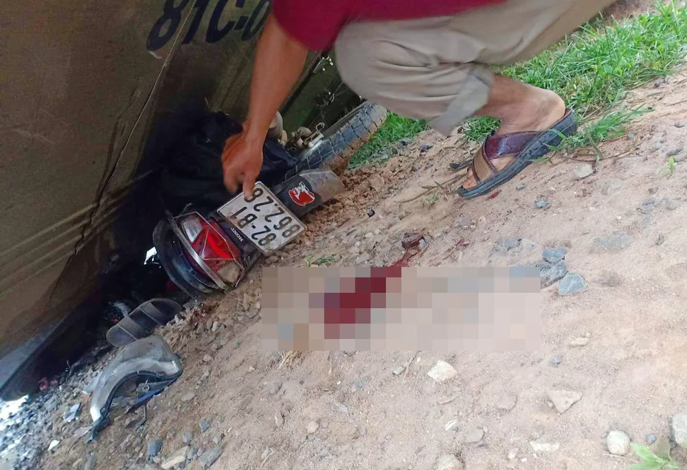 Chiếc mô tô bị xe tải lật đè lên.