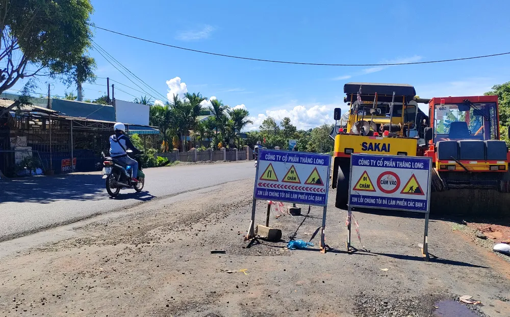 Các thiết bị máy móc hoạt động cầm chừng, đoạn qua huyện Đắk Đoa. Ảnh: LK