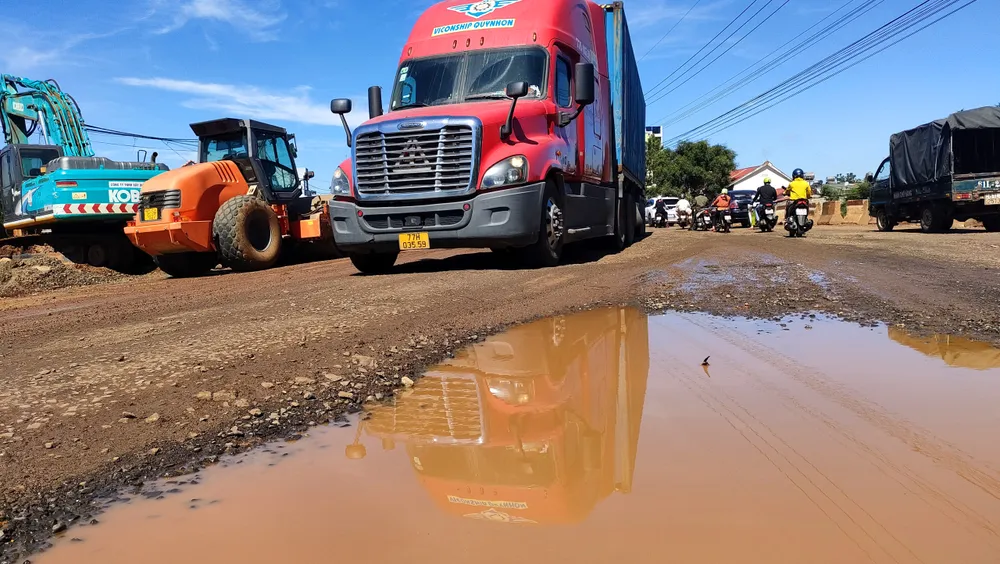 Mặt đường quốc lộ 19 đầy những vết lồi lõm, mưa xuống đọng nước như ao.