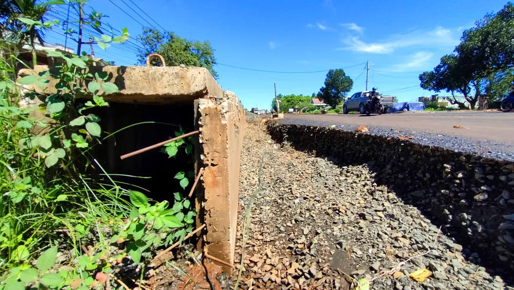 Một đoạn đường vênh, hư hỏng sau khi mới trải nhựa tại xã Tân Bình, Đắk Đoa.