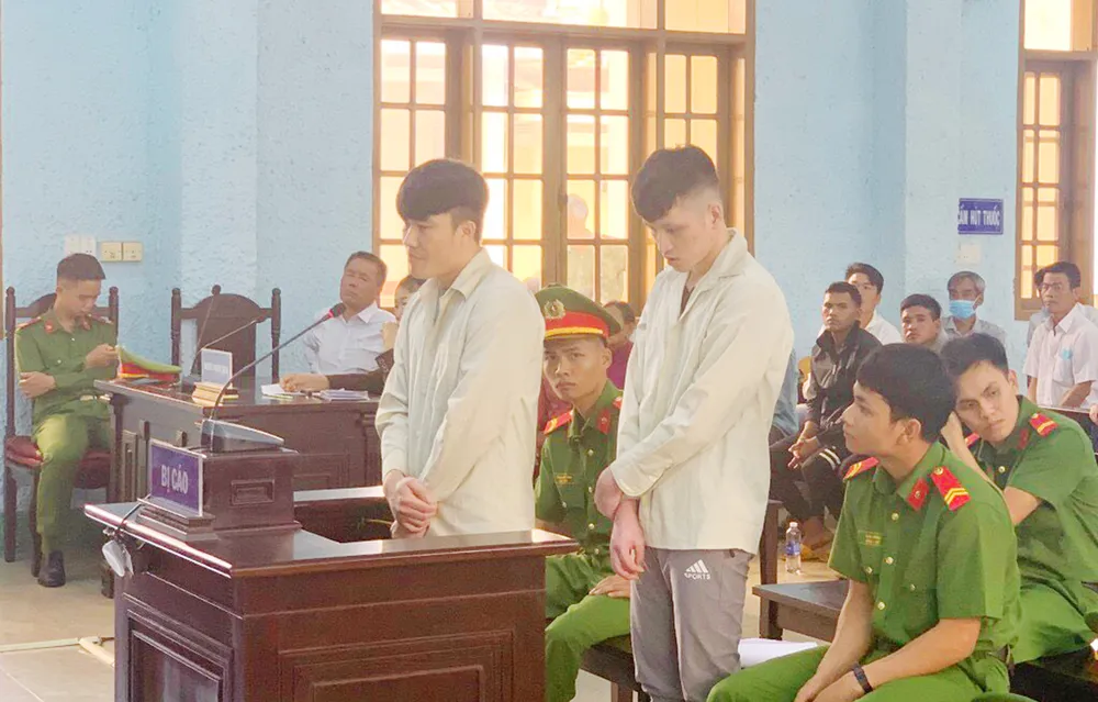 Hai bị cáo tại tòa. Ảnh: TD