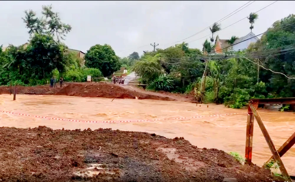 Con đường tạm tại xã Ia Boòng, huyện Chư Sê bị nước cuốn. Ảnh: LK
