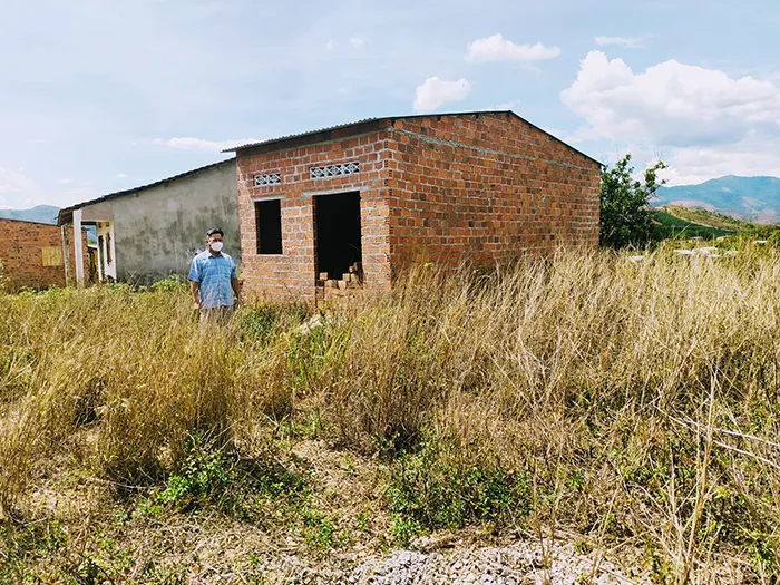 Nhiều căn nhà hoang hóa.