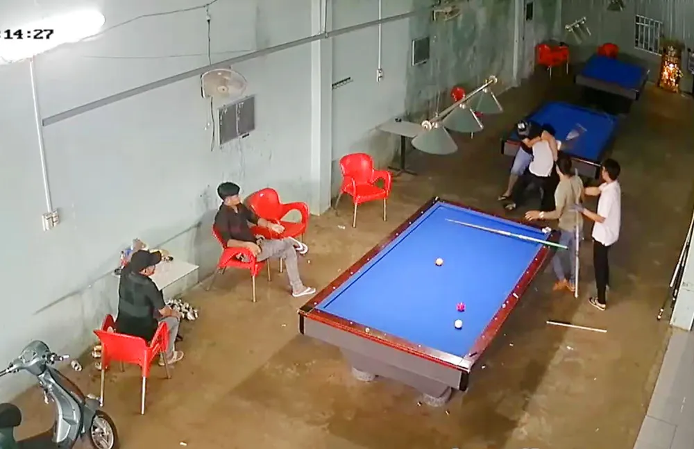 Vụ ẩu đả xảy ra trong lúc chơi bida. Ảnh cắt từ camera an ninh Vụ ẩu đả xảy ra trong lúc chơi bida. Ảnh cắt từ camera an ninh