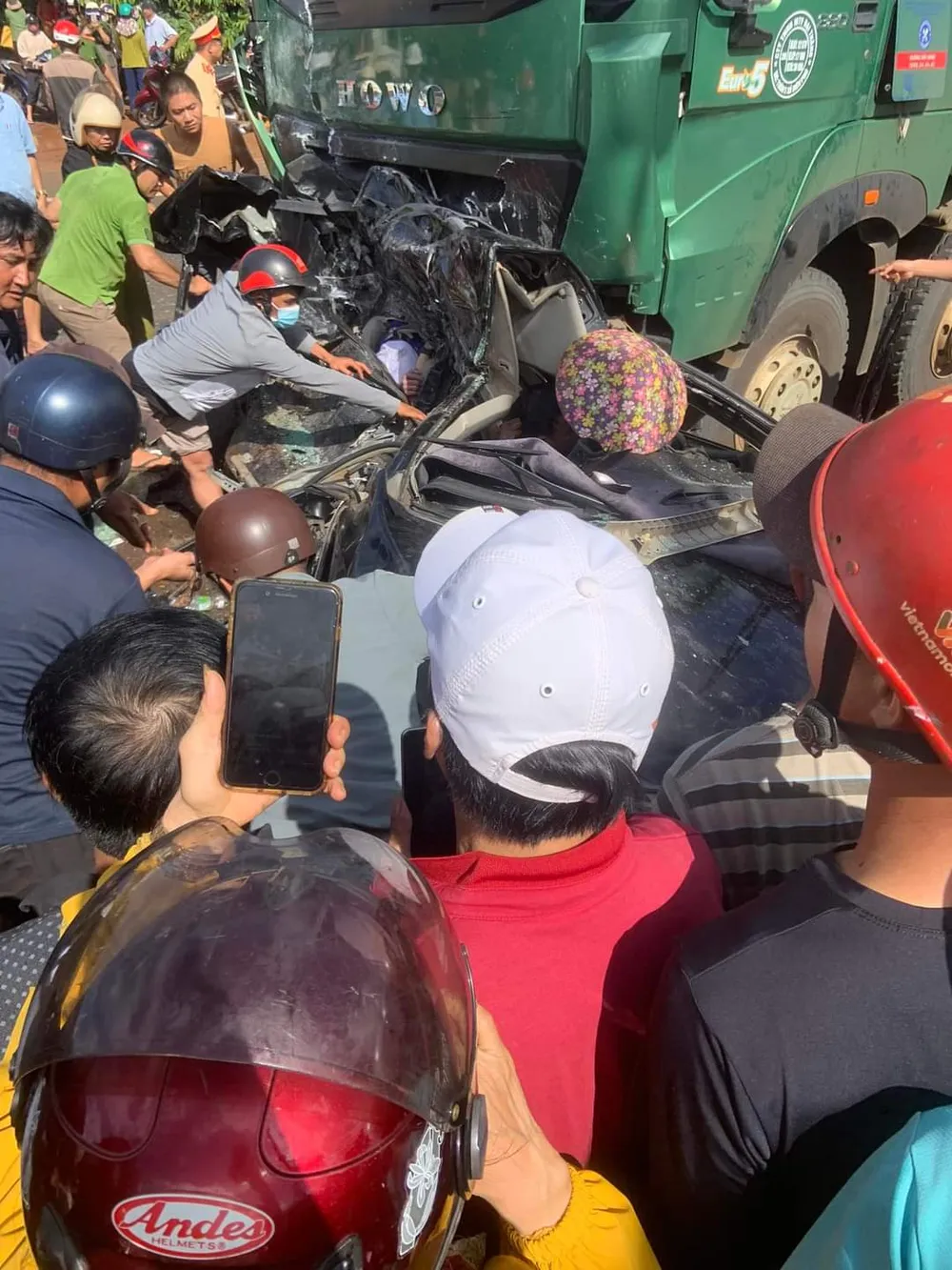 Người dân thực hiện cứu hộ.