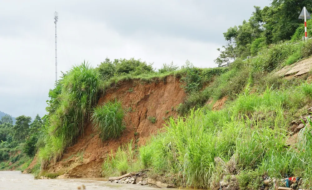Sông Pô Kô qua huyện Đắk Glei, tỉnh Kon Tum bị sạt lở. Ảnh: VY.
