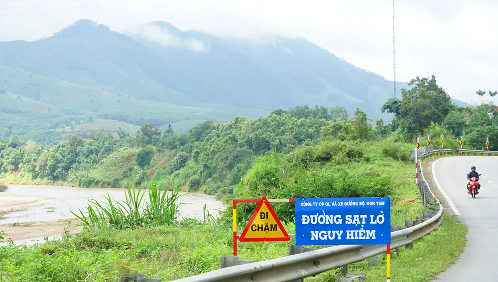 Sạt lở sông gây nguy cơ mất an toàn quốc lộ 14 - Hồ Chí Minh qua huyện Đắk Glei.