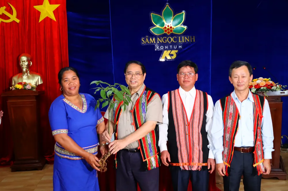 Người dân tặng Thủ tướng cây sâm Ngọc Linh.