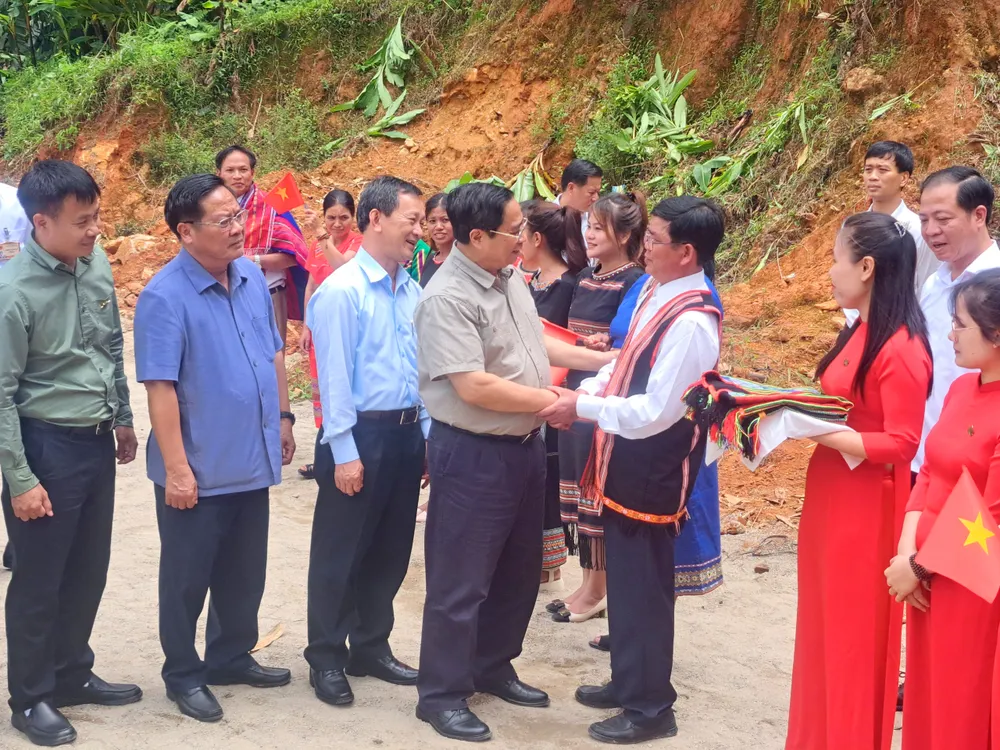 Người dân Xơ Đăng vui mừng đón Thủ tướng đến thăm huyện Tu Mơ Rông. LK