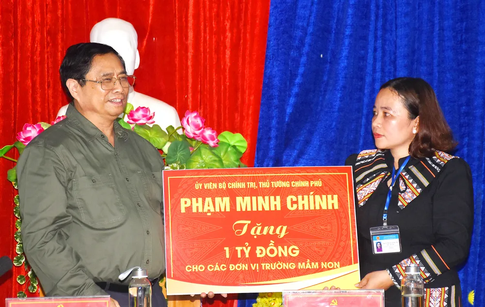 Thủ tướng tặng một tỉ đồng cho Trường Mầm non Măng Đen. Thủ tướng tặng một tỉ đồng cho Trường Mầm non Măng Đen.