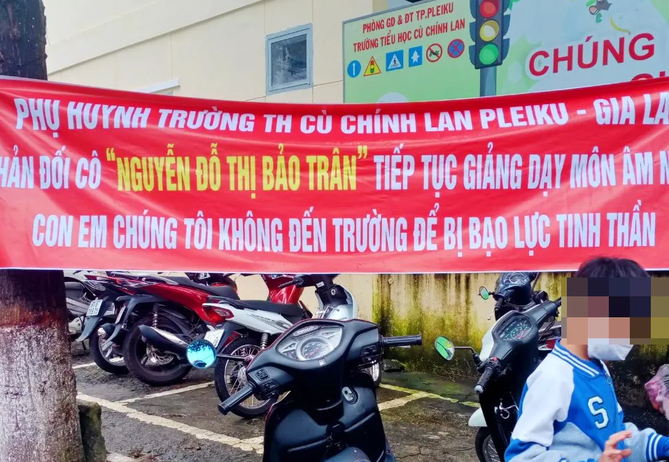 Phụ huynh treo băng rôn phản đối giáo viên môn âm nhạc. Ảnh: HT. Phụ huynh treo băng rôn phản đối giáo viên môn âm nhạc. Ảnh: HT.