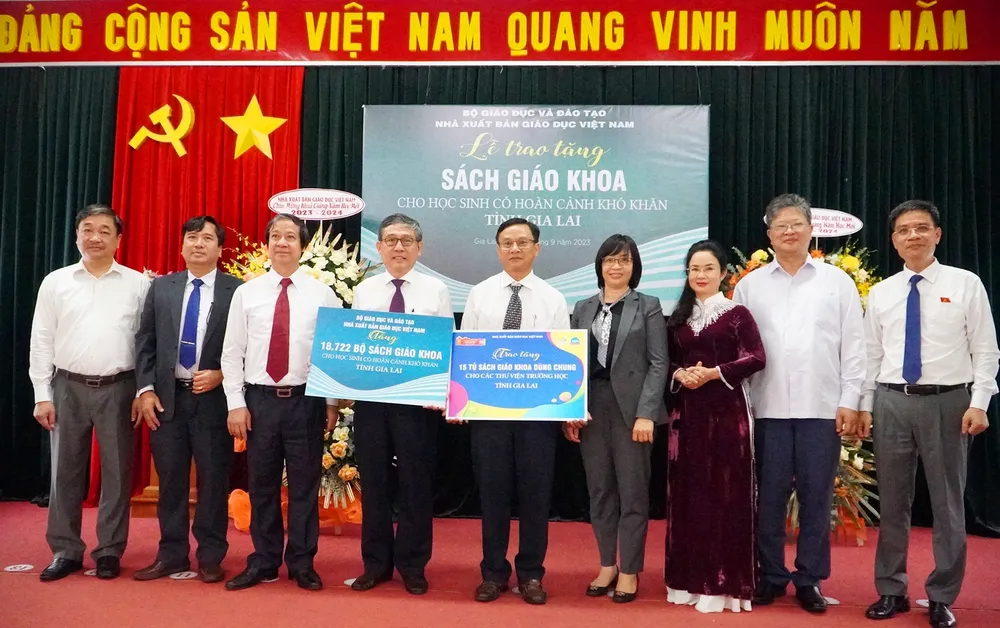 Năm học mới, tỉnh Gia Lai được trao tặng hơn 18.000 bộ sách giáo khoa. Ảnh: TD.