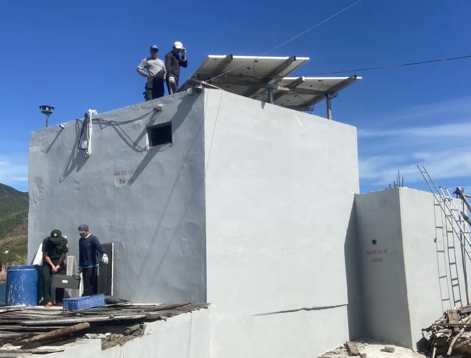 Lực lượng chức năng tháo dỡ công trình không phép ở Hòn Rớ. Ảnh: AH