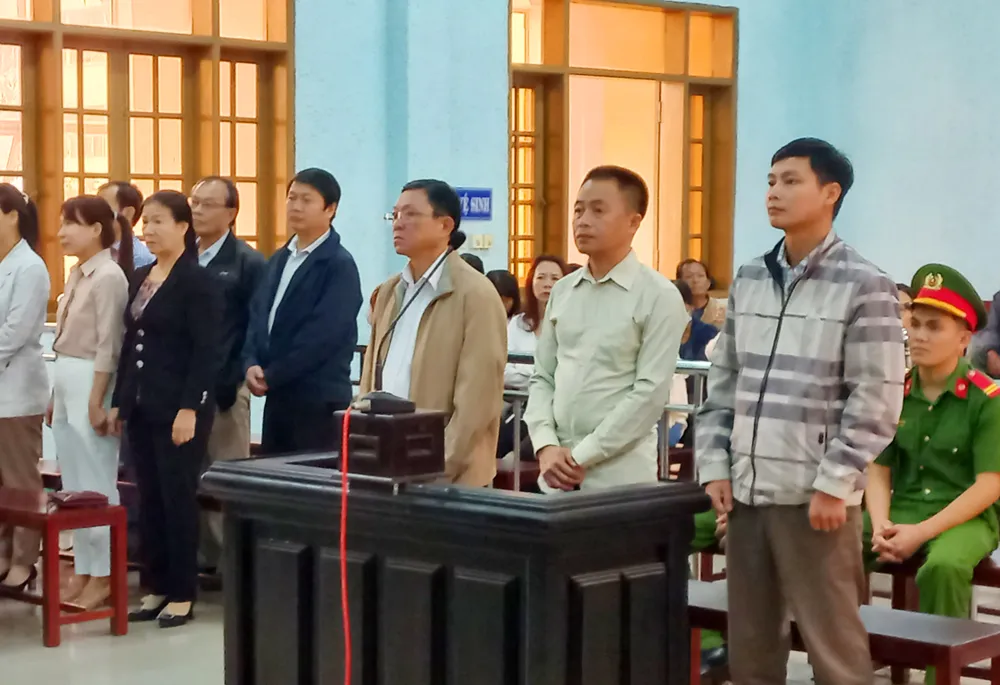 Bị cáo Huỳnh Văn Tâm và hai thuộc cấp tại tòa. Ảnh: HL.