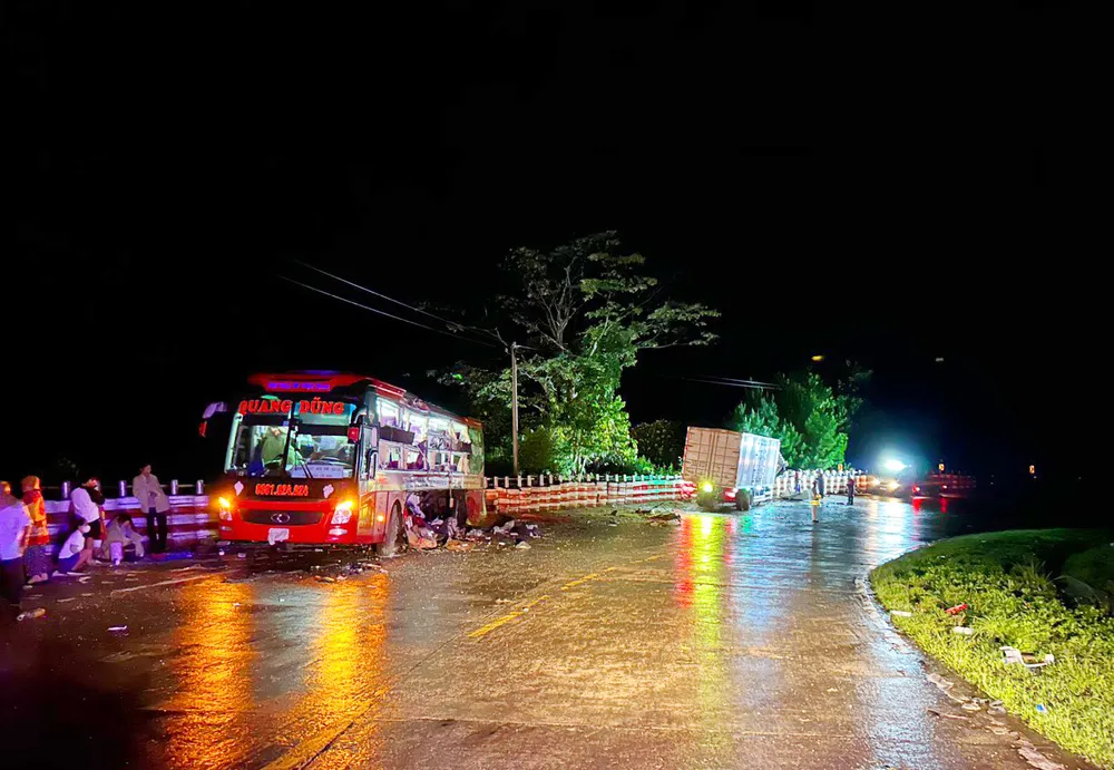 Hiện trường tai nạn xảy ra lúc rạng sáng.