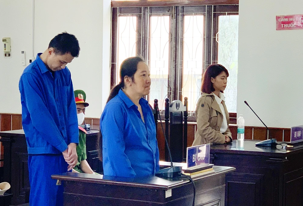 Hai bị cáo Duy, Loan lãnh án 15 năm tù và 13 năm tù về tội lừa đảo chiếm đoạt tài sản. Ảnh: VH Hai bị cáo Duy, Loan lãnh án 15 năm tù và 13 năm tù về tội lừa đảo chiếm đoạt tài sản. Ảnh: VH