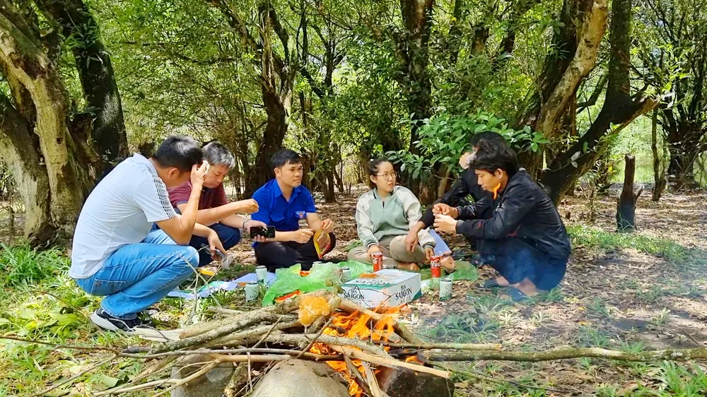 Rất nhiều người dân đến đây tham quan, trải nghiệm nhất là dịp cuối tuần. Rung-lun-Ia-Grai-Gia-Lai-3.jpg