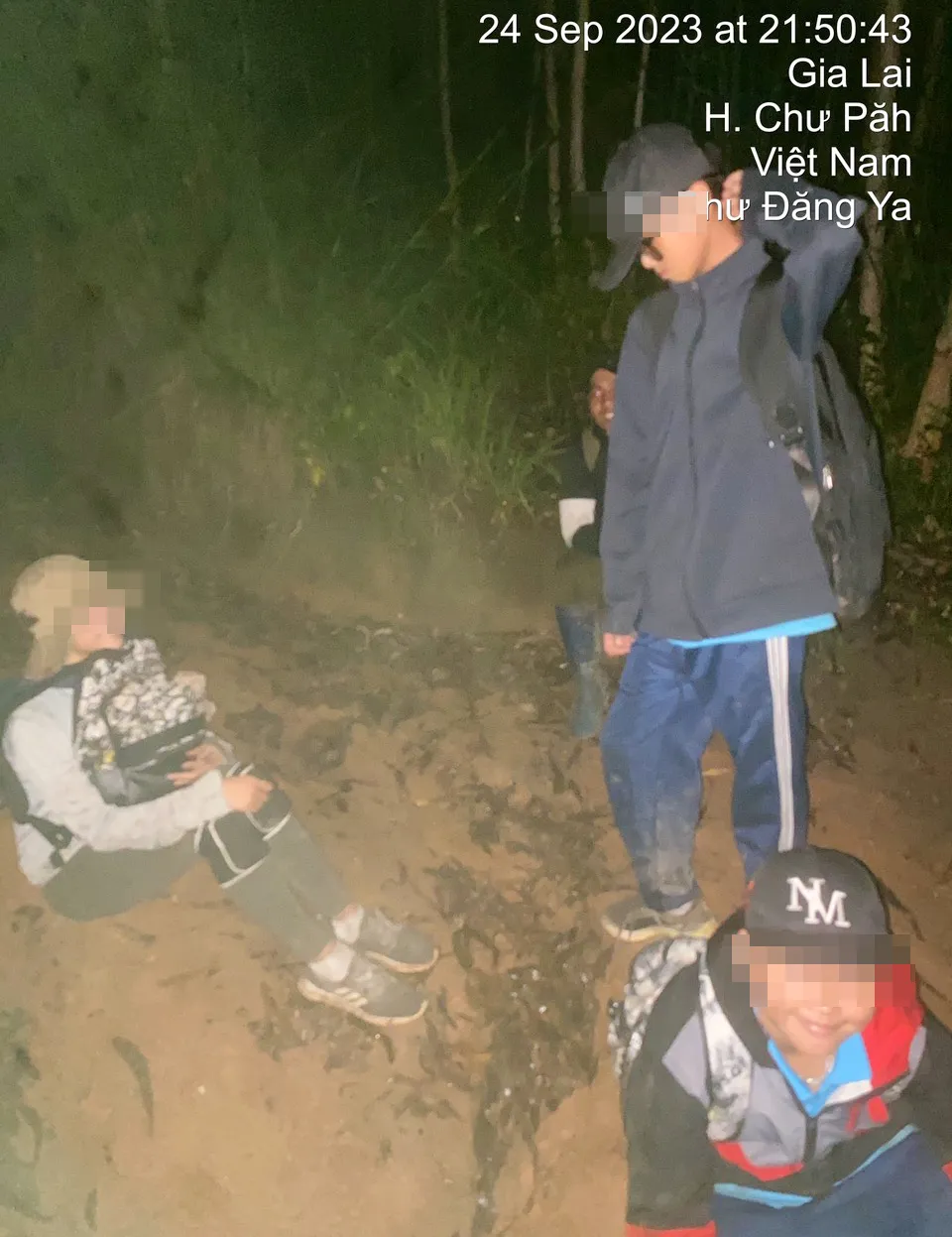 Ba em đi lạc được tìm thấy lúc 19 giờ 10 tối 24-9. Tim-kiem-ba-chi-em-di-lac-tren-nui-chu-nam 1.jpg