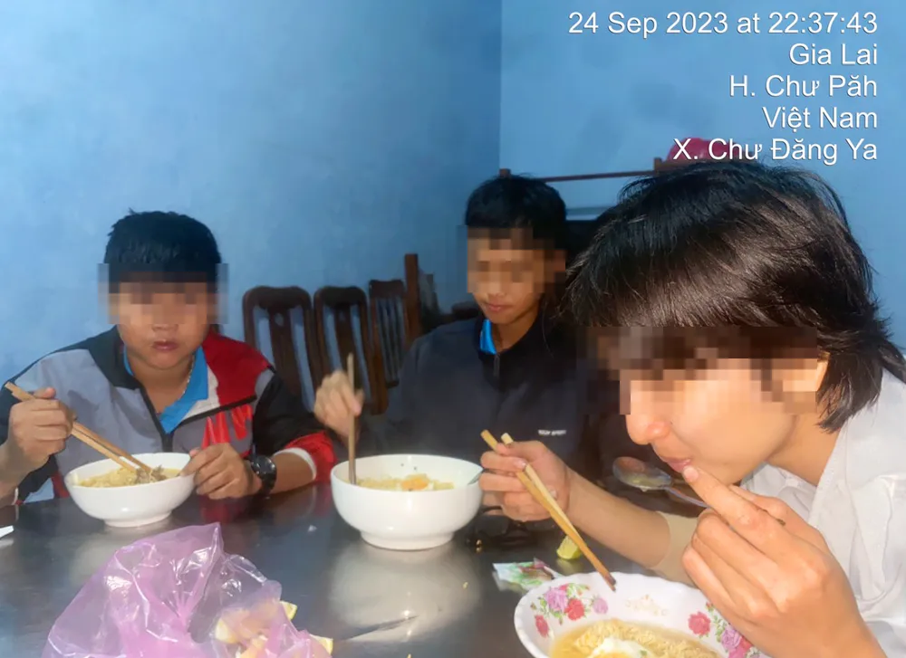 Đến 22 giờ ngày 24-9, ba em đi lạc được đưa về xã an toàn, hỗ trợ ăn uống. Ảnh: NVN Tim-kiem-ba-chi-em-di-lac-tren-nui-chu-nam 2.jpg