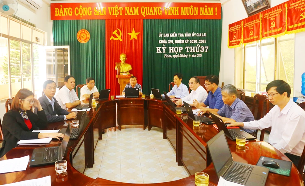 UBKT Tỉnh ủy Gia Lai họp thi hành kỷ luật đảng viên sai phạm. Ảnh: ĐV. UBKT-Tinh-uy-Gia-lai-thong-bao-ket-luat-ky-luat.jpg