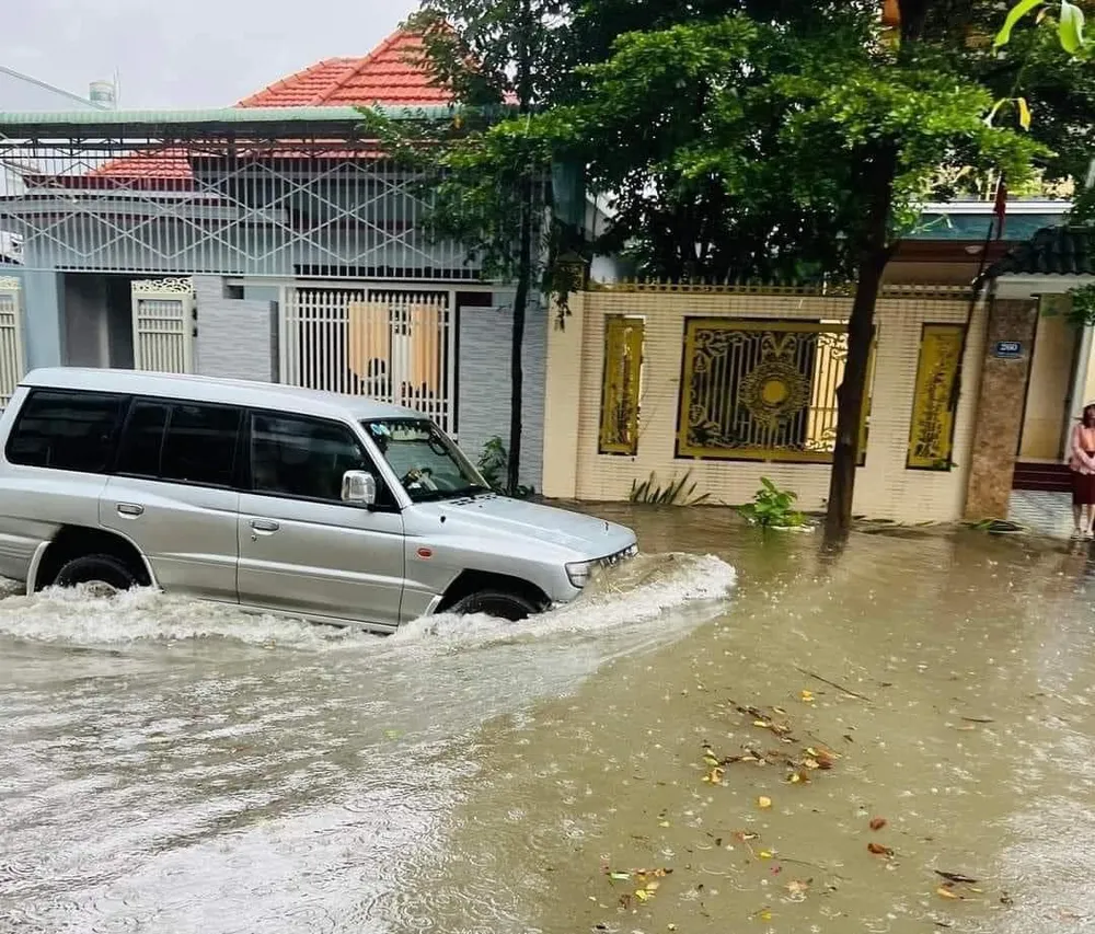 Nhiều tuyến đường ngập sâu gần một mét, khiến nhiều phương tiện giao thông bị chết máy. Ảnh: HN. Ngap-lut-do-mua-lon-ia-pa 1-Gia-lai-kon-tum 3.jpg
