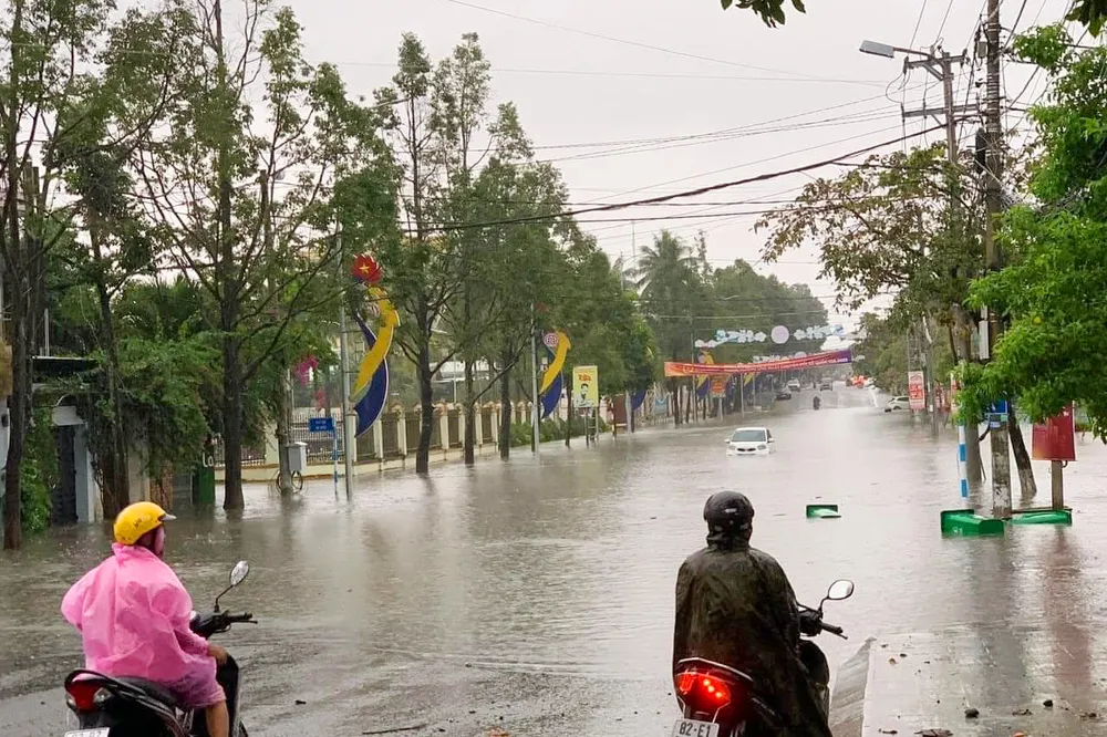 Sáng nay, mưa lớn gây ngập cục bộ nhiều tuyến đường tại TP Kon Tum. Ảnh: HN. Ngap-lut-do-mua-lon-ia-pa 1-Gia-lai-kon-tum 4.jpg