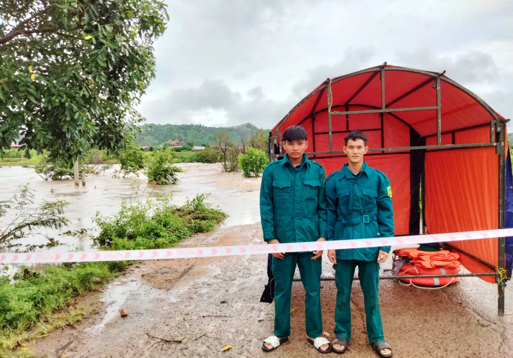 Xã Chư Răng cắt cử lực lượng ngăn không cho người và phương tiện qua lại đoạn ngập thôn Plei Du. Ảnh: MT. Ngap-lut-do-mua-lon-ia-pa 1-Gia-lai-kon-tum 6.jpg