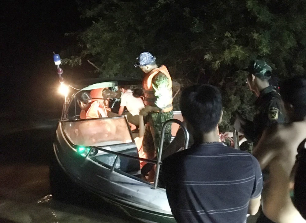 Dua-san-phu-ra-khoi-vung-ngap-lut-sinh-con-an-toan 2.jpg