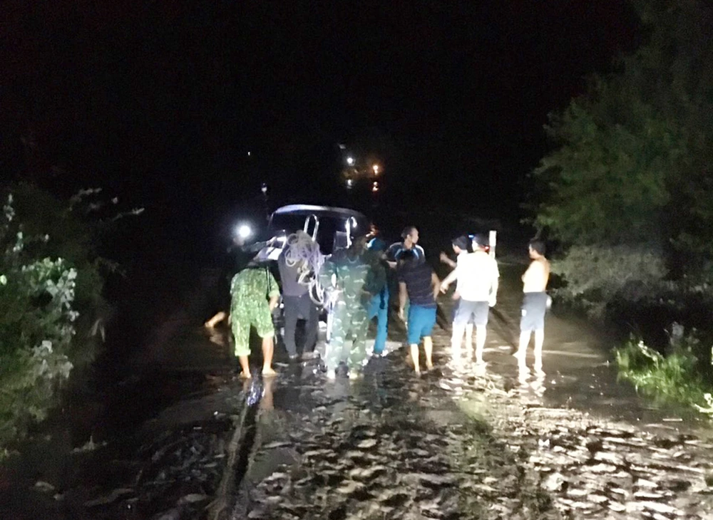 Dua-san-phu-ra-khoi-vung-ngap-lut-sinh-con-an-toan 3.jpg