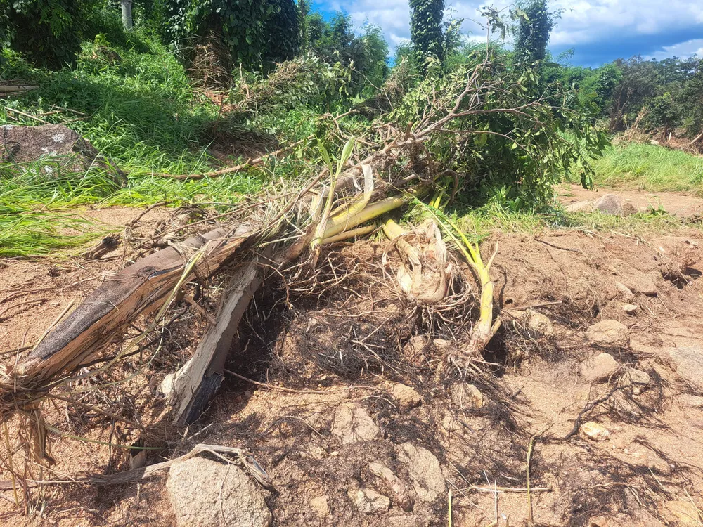 Vỡ tường chắn trên đập thủy điện Ia Glae 2 gây nên lũ quét khiến hàng chục ha hoa màu dân bị hư hại. hien-truong-vo-dap-thuy-dien-ia-glae-2-chu-prong-3-8428-671.jpg