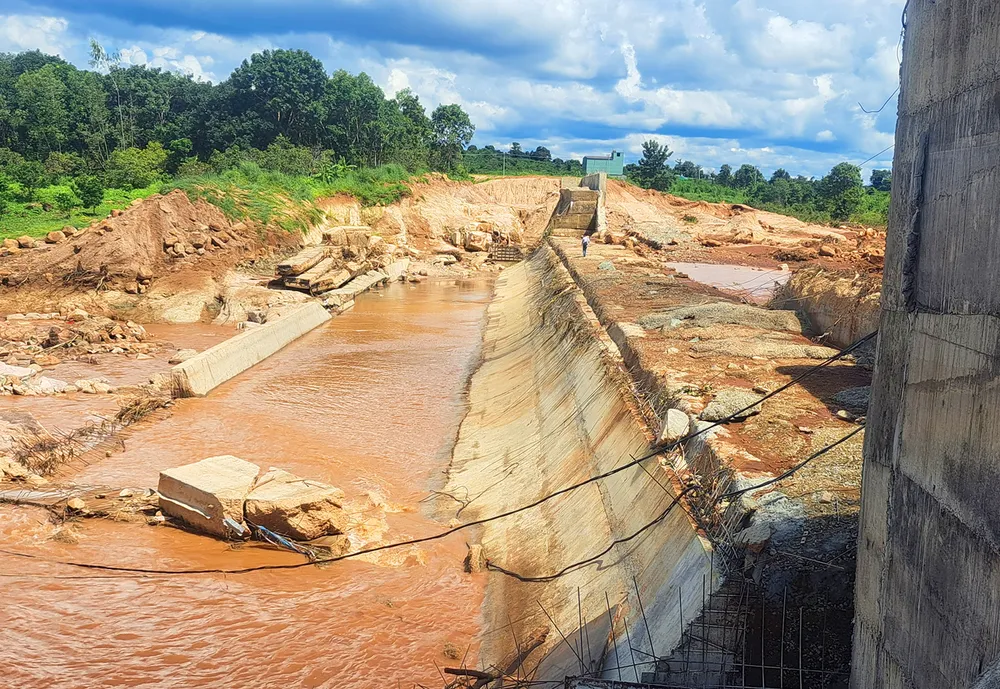 UBND tỉnh Gia Lai yêu cầu giám định nguyên nhân vỡ tường bê tông đập thủy điện Ia Glae 2 gây ra lũ quét. Ảnh: CD. Tinh-gia-lai-yeu-cau-giam-dinh-nguyen-nhan-vo-tuong-thuy-dien-ia-glae 2-vo.jpg