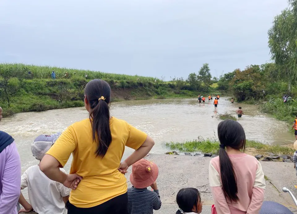 Hien-truong-dap-tran-noi-thanh-nie-bi-nuoc-cuon-tu-vong 1.jpg