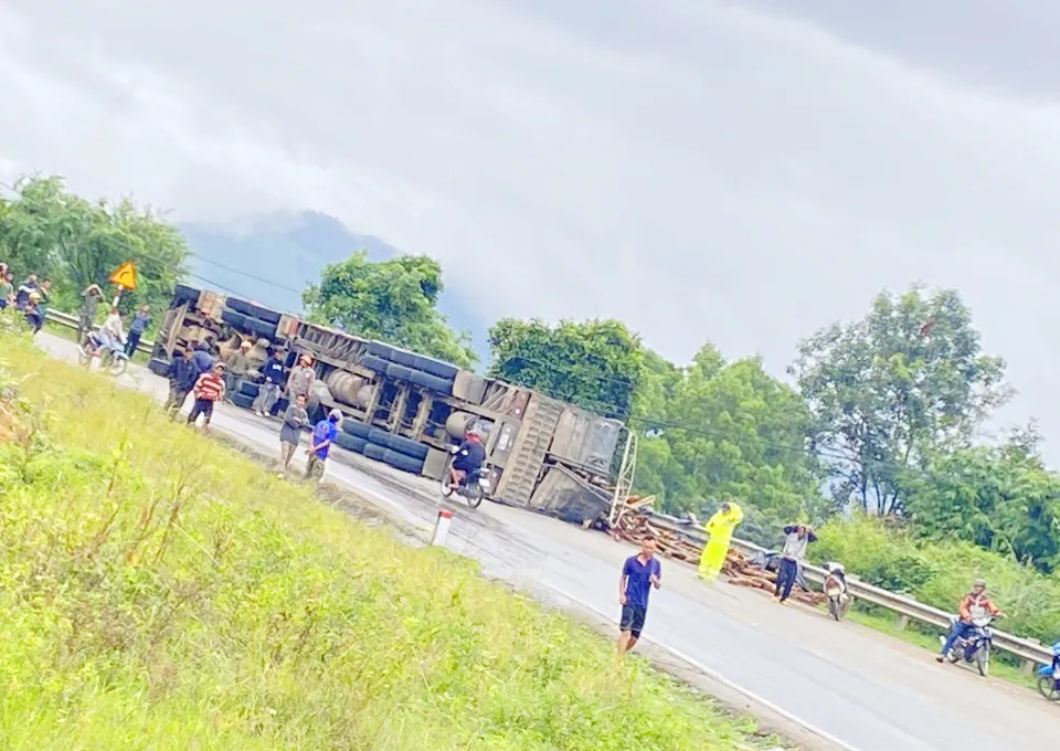 Xe tải đầu kéo lật khi đi qua đoạn cua, thị trấn Đắk Glei. Ảnh: DD. Kon Tum: Qua cua, xe tải đầu kéo lật nghiêng bên đường