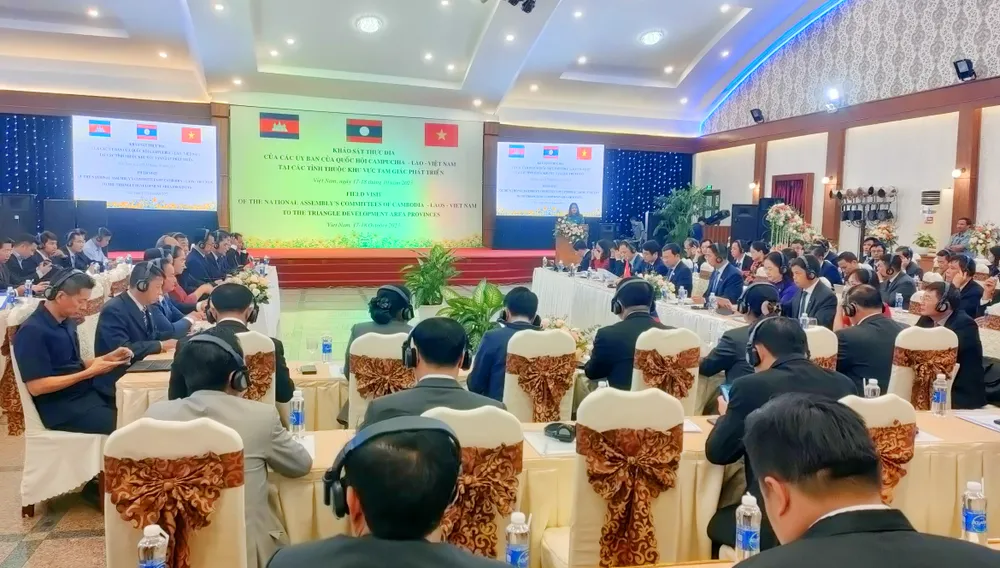 Chương trình nghị sự khảo sát thực địa Quốc hội ba nước Campuchia-Lào-Việt Nam diễn tại TP Pleiku, Gia Lai. Ảnh: LK. Tham-gia-khao-sat-cua-Uy-ban-quoc-hoi-ba-nuoc-Viet-nam-campuchia-lao 2.jpg