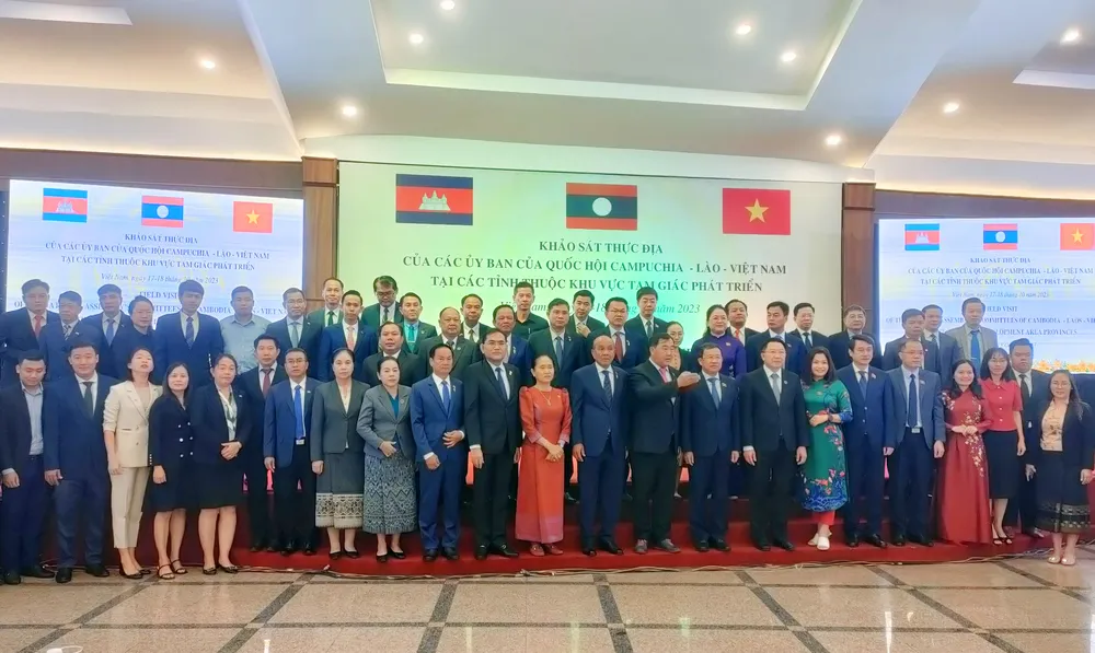 Đoàn khảo sát của Quốc hội ba nước Campuchia-Lào-Việt Nam chụp ảnh lưu niệm tại chương trình. Tham-gia-khao-sat-cua-Uy-ban-quoc-hoi-ba-nuoc-Viet-nam-campuchia-lao 3.jpg