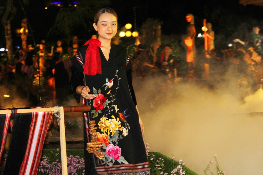 Thổ cẩm Tây Nguyên như được thổi hồn, thêm sống động trong đêm trình diễn. Thoi-trang-tho-cam-gia-lai-oi-1.jpg