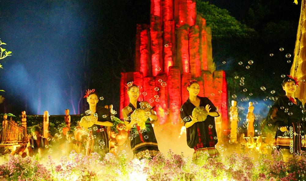 Sân khấu trình diễn thời trang được dàn dựng công phu, các sản phẩm thổ cẩm tinh tế bắt mắt. Thoi-trang-tho-cam-gia-lai-oi-11.jpg