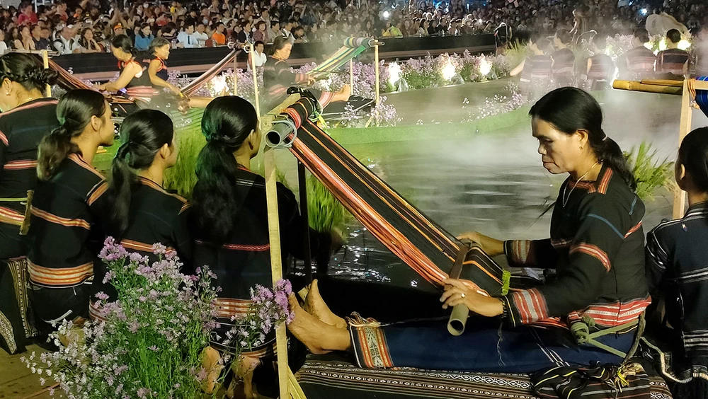 Nghệ nhân tham gia dệt thổ cẩm. Thoi-trang-tho-cam-gia-lai-oi-13.jpg