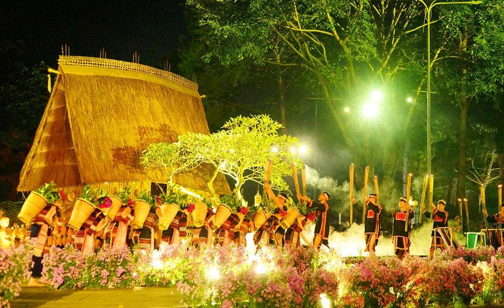 Chương trình nghệ thuật thời trang thổ cẩm "Gia Lai ơi" tái hiện không gian văn hóa, kết hợp với thổ cẩm rất cuốn hút người xem. Ảnh: NG. Thoi-trang-tho-cam-gia-lai-oi-6.jpg