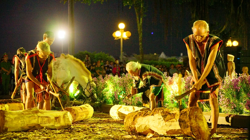 Một hoạt cảnh tạc tượng gỗ ngay trên sân khấu. Thoi-trang-tho-cam-gia-lai-oi-7.jpg