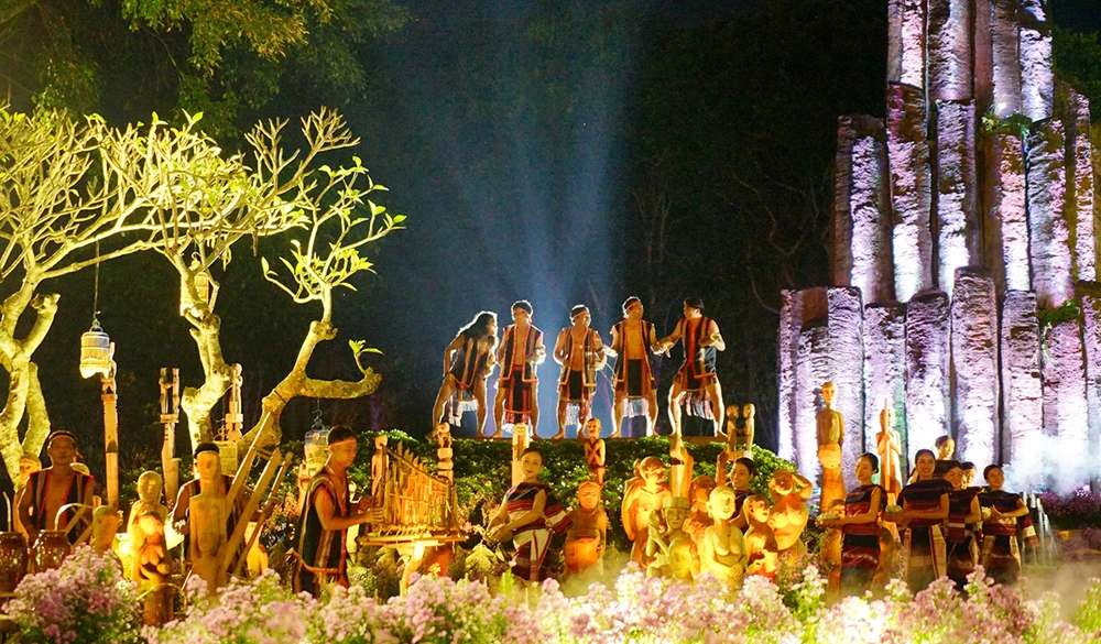 Tái hiện không gian văn hóa rất Tây Nguyên. Thoi-trang-tho-cam-gia-lai-oi-9.jpg