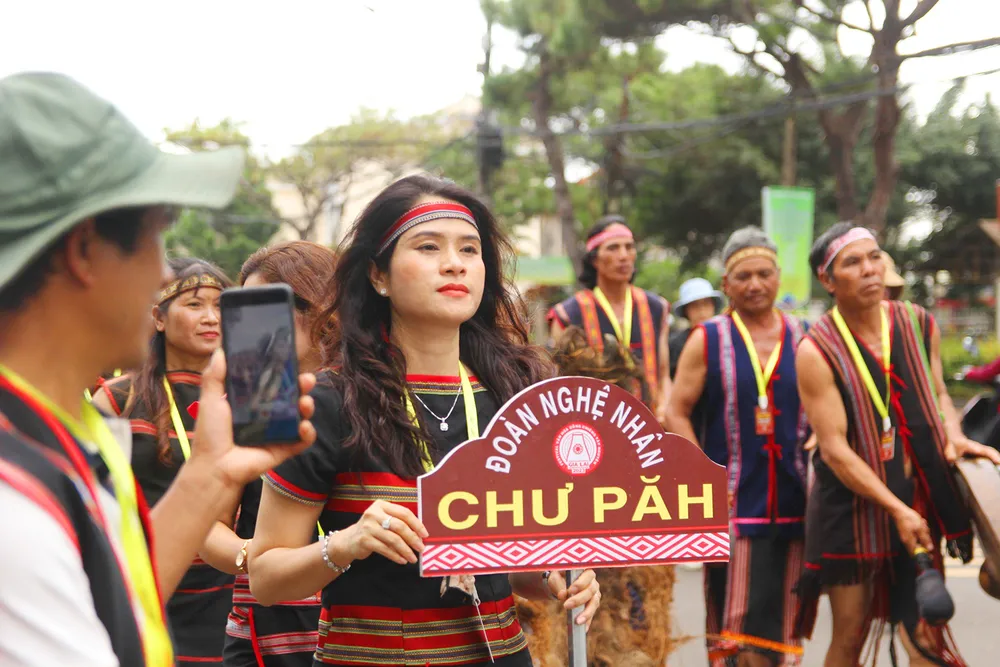 Những trang phục truyền thống được cải tiến, màu sắc rất bắt mắt, ưa nhìn. Tuần Văn Hóa