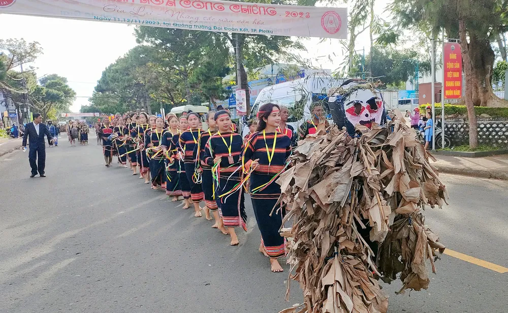 Các Pơual (người tấu hề) hóa thân thành những hình ảnh rất kỳ dị, hài hước. le-hoi-duong-pho-cong-chieng-tay-nguyen 5.jpg