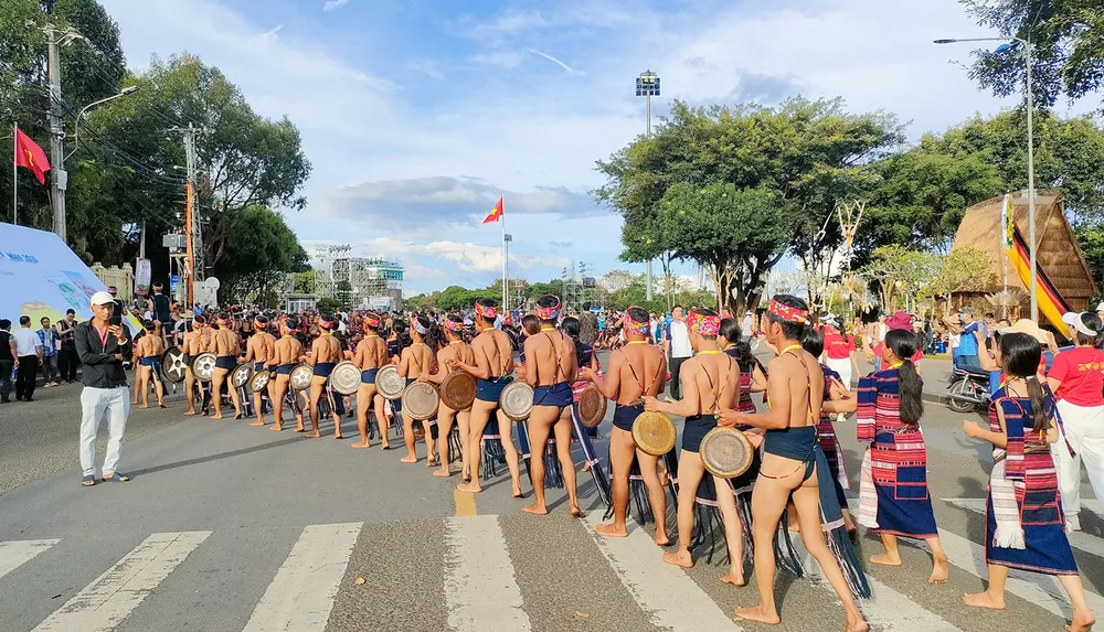 Những chàng trai mặc khố tham gia lễ hội. le-hoi-duong-pho-cong-chieng-tay-nguyen 6.jpg
