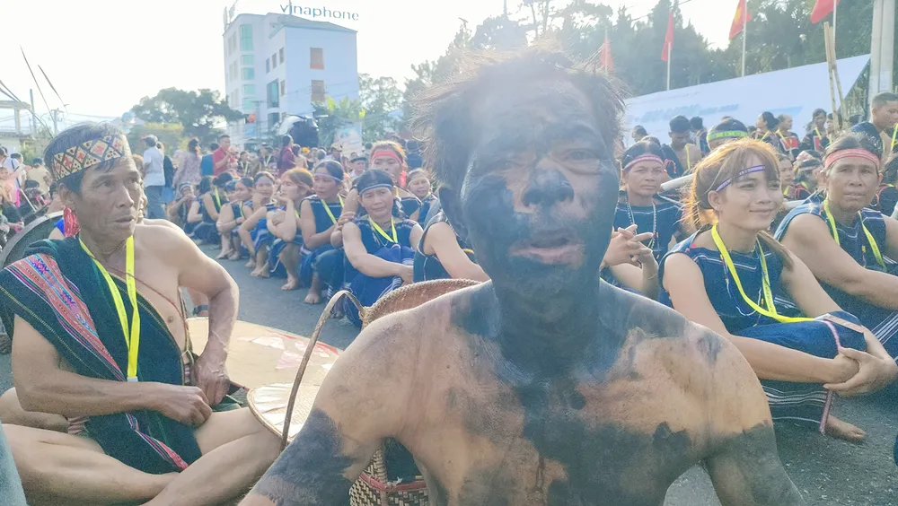 Có nghệ nhân bôi lên mình màu than đen. le-hoi-duong-pho-cong-chieng-tay-nguyen 8.jpg