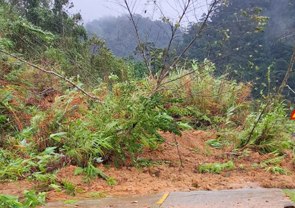 Sạt lở đường Đông Trường Sơn