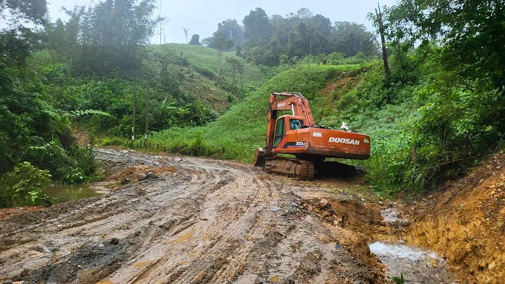 Đơn vị thi công huy động phương tiện khắc phục những đoạn đường hư hỏng nặng. Đường Hư Hỏng